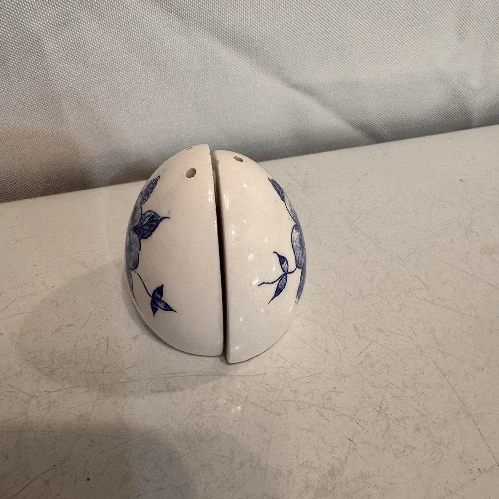 Vintage Blue & White Porcelain Salt/Pepper Shakers Pair Blue Flowers 1/2 Egg‎